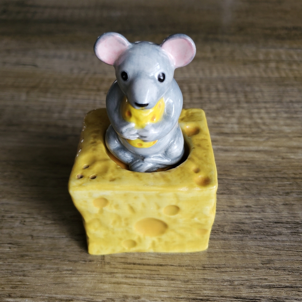 American Atelier MOUSE & CHEESE Ceramic Salt & Pepper Shakers set